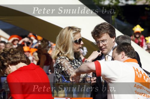 Apeldoorn 30 april 2009
Koninginnedag 2009 in apeldoorn met Koningin Beatrix Pieter v Vollenhoven Prinses Margriet Maxima Prins Willem Alexander Prins Constantijn Prinses Laurentien Prinses Mabel Prins Friso Prins Maurits Prinses Marilene Prins Pieter Christiaan Prinses Anita Prins Floris een zwangere Prinses Aimee en Prinses Annette. s middags probeerde een dwaas een aanslag te plegen op de koninklijke familie waarbij meerdere doden vielen.
Peter Smulders bv