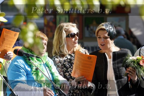 Apeldoorn 30 april 2009
Koninginnedag 2009 in apeldoorn met Koningin Beatrix Pieter v Vollenhoven Prinses Margriet Maxima Prins Willem Alexander Prins Constantijn Prinses Laurentien Prinses Mabel Prins Friso Prins Maurits Prinses Marilene Prins Pieter Christiaan Prinses Anita Prins Floris een zwangere Prinses Aimee en Prinses Annette. s middags probeerde een dwaas een aanslag te plegen op de koninklijke familie waarbij meerdere doden vielen.
Peter Smulders bv