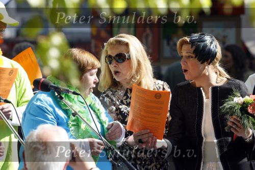 Apeldoorn 30 april 2009
Koninginnedag 2009 in apeldoorn met Koningin Beatrix Pieter v Vollenhoven Prinses Margriet Maxima Prins Willem Alexander Prins Constantijn Prinses Laurentien Prinses Mabel Prins Friso Prins Maurits Prinses Marilene Prins Pieter Christiaan Prinses Anita Prins Floris een zwangere Prinses Aimee en Prinses Annette. s middags probeerde een dwaas een aanslag te plegen op de koninklijke familie waarbij meerdere doden vielen.
Peter Smulders bv