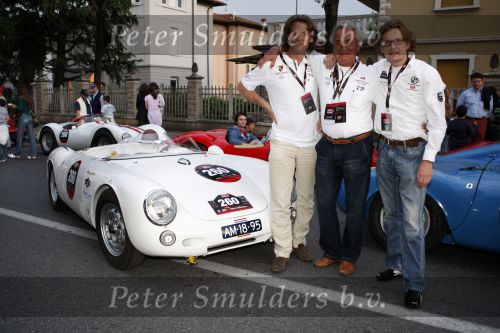 Brescia 15 mei 2008
Start van de Mille Miglia in Brescia. State of art rijdt met 2 porsches mee. Prins Bernhard jr met Menno der Jong. Menno is een vriend en compagnon van Prins Bernhard jr. met Albert Westerman