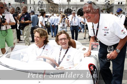 Brescia 15 mei 2008
Start van de Mille Miglia in Brescia. State of art rijdt met 2 porsches mee. Prins Bernhard jr met Menno der Jong. Menno is een vriend en compagnon van Prins Bernhard jr. met Albert Westerman