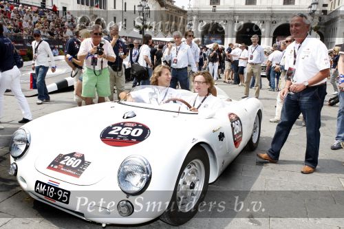 Brescia 15 mei 2008
Start van de Mille Miglia in Brescia. State of art rijdt met 2 porsches mee. Prins Bernhard jr met Menno der Jong. Menno is een vriend en compagnon van Prins Bernhard jr. met Albert Westerman