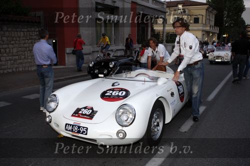 Brescia 15 mei 2008
Start van de Mille Miglia in Brescia. State of art rijdt met 2 porsches mee. Prins Bernhard jr met Menno der Jong. Menno is een vriend en compagnon van Prins Bernhard jr