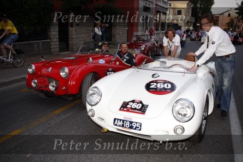 Brescia 15 mei 2008
Start van de Mille Miglia in Brescia. State of art rijdt met 2 porsches mee. Prins Bernhard jr met Menno der Jong. Menno is een vriend en compagnon van Prins Bernhard jr