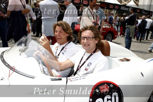 Brescia 15 mei 2008
Start van de Mille Miglia in Brescia. State of art rijdt met 2 porsches mee. Prins Bernhard jr met Menno der Jong. Menno is een vriend en compagnon van Prins Bernhard jr