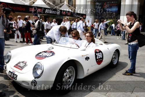 Brescia 15 mei 2008
Start van de Mille Miglia in Brescia. State of art rijdt met 2 porsches mee. Prins Bernhard jr met Menno der Jong. Menno is een vriend en compagnon van Prins Bernhard jr