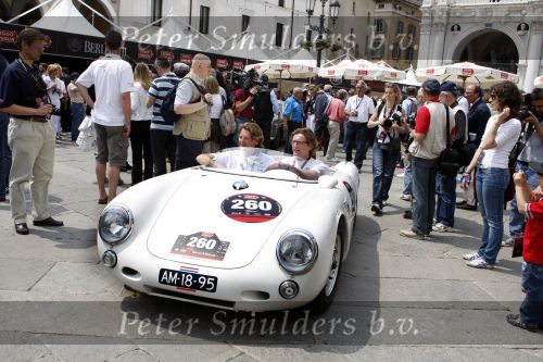 Brescia 15 mei 2008
Start van de Mille Miglia in Brescia. State of art rijdt met 2 porsches mee. Prins Bernhard jr met Menno der Jong. Menno is een vriend en compagnon van Prins Bernhard jr