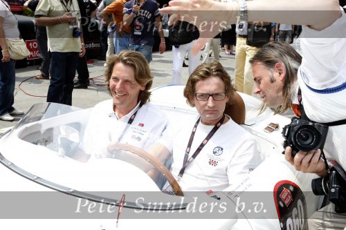 Brescia 15 mei 2008
Start van de Mille Miglia in Brescia. State of art rijdt met 2 porsches mee. Prins Bernhard jr met Menno der Jong. Menno is een vriend en compagnon van Prins Bernhard jr