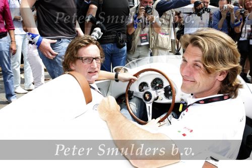 Brescia 15 mei 2008
Start van de Mille Miglia in Brescia. State of art rijdt met 2 porsches mee. Prins Bernhard jr met Menno der Jong. Menno is een vriend en compagnon van Prins Bernhard jr