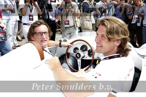 Brescia 15 mei 2008
Start van de Mille Miglia in Brescia. State of art rijdt met 2 porsches mee. Prins Bernhard jr met Menno der Jong. Menno is een vriend en compagnon van Prins Bernhard jr
