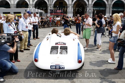Brescia 15 mei 2008
Start van de Mille Miglia in Brescia. State of art rijdt met 2 porsches mee. Prins Bernhard jr met Menno der Jong. Menno is een vriend en compagnon van Prins Bernhard jr