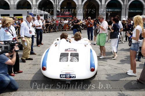 Brescia 15 mei 2008
Start van de Mille Miglia in Brescia. State of art rijdt met 2 porsches mee. Prins Bernhard jr met Menno der Jong. Menno is een vriend en compagnon van Prins Bernhard jr