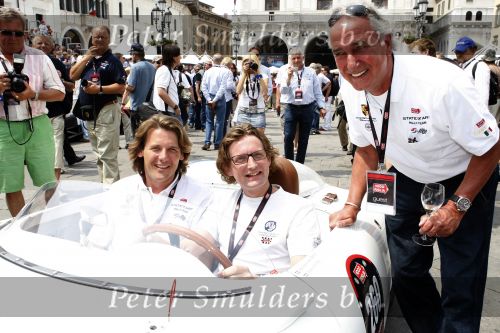 Brescia 15 mei 2008
Start van de Mille Miglia in Brescia. State of art rijdt met 2 porsches mee. Prins Bernhard jr met Menno der Jong. Menno is een vriend en compagnon van Prins Bernhard jr . met Albert Westerman