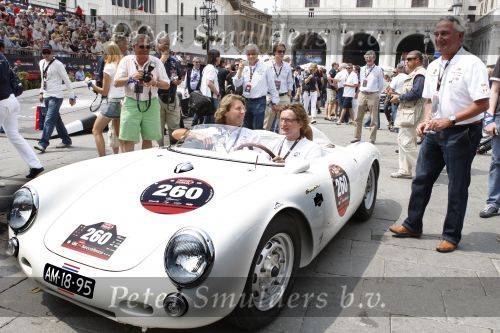 Brescia 15 mei 2008
Start van de Mille Miglia in Brescia. State of art rijdt met 2 porsches mee. Prins Bernhard jr met Menno der Jong. Menno is een vriend en compagnon van Prins Bernhard jr . met Albert Westerman