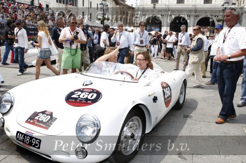 Brescia 15 mei 2008
Start van de Mille Miglia in Brescia. State of art rijdt met 2 porsches mee. Prins Bernhard jr met Menno der Jong. Menno is een vriend en compagnon van Prins Bernhard jr . met Albert Westerman
