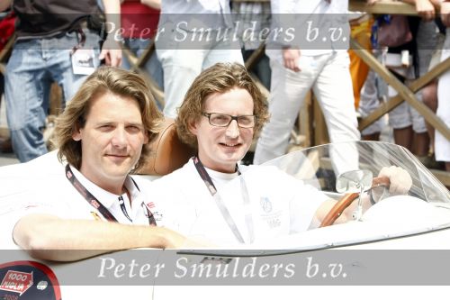 Brescia 15 mei 2008
Start van de Mille Miglia in Brescia. State of art rijdt met 2 porsches mee. Prins Bernhard jr met Menno der Jong. Menno is een vriend en compagnon van Prins Bernhard jr