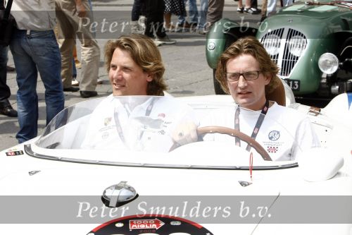 Brescia 15 mei 2008
Start van de Mille Miglia in Brescia. State of art rijdt met 2 porsches mee. Prins Bernhard jr met Menno der Jong. Menno is een vriend en compagnon van Prins Bernhard jr
