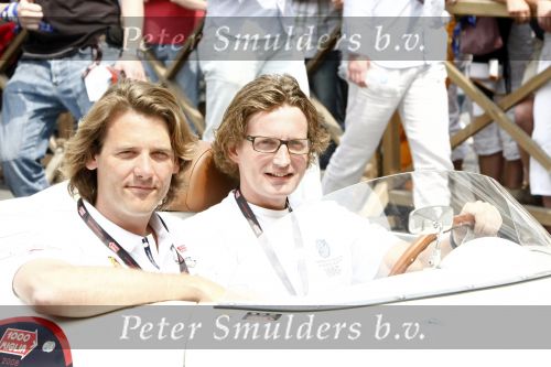 Brescia 15 mei 2008
Start van de Mille Miglia in Brescia. State of art rijdt met 2 porsches mee. Prins Bernhard jr met Menno der Jong. Menno is een vriend en compagnon van Prins Bernhard jr