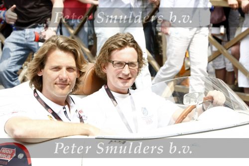 Brescia 15 mei 2008
Start van de Mille Miglia in Brescia. State of art rijdt met 2 porsches mee. Prins Bernhard jr met Menno der Jong. Menno is een vriend en compagnon van Prins Bernhard jr