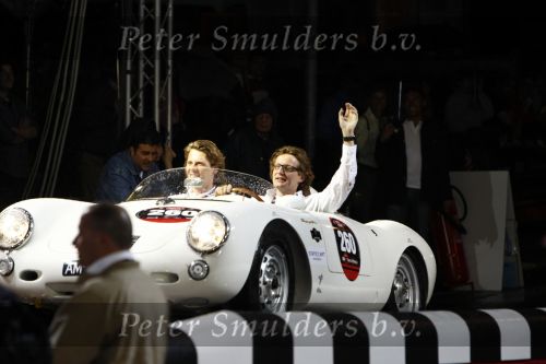 Brescia 15 mei 2008
Start van de Mille Miglia in Brescia. State of art rijdt met 2 porsches mee. Prins Bernhard jr met Menno der Jong. Menno is een vriend en compagnon van Prins Bernhard jr