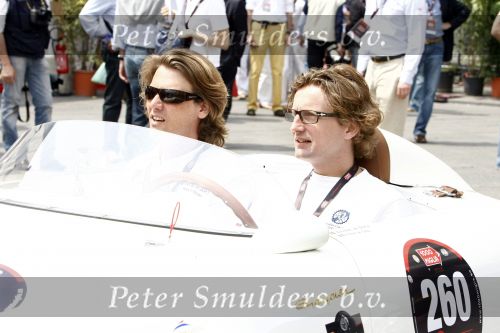 Brescia 15 mei 2008
Start van de Mille Miglia in Brescia. State of art rijdt met 2 porsches mee. Prins Bernhard jr met Menno der Jong. Menno is een vriend en compagnon van Prins Bernhard jr