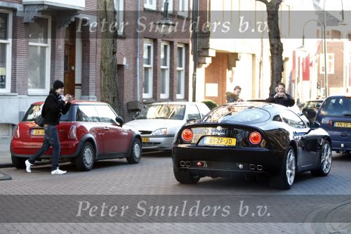 Amsterdam 16 februari 2008
Prins Bernhard jr wordt door jongens op fiets gefotografeerd terwijl hij in zijn alfa Romeo van 350.000 euro door de cornelis schuytstraat rijdt.
Peter Smulders bv
