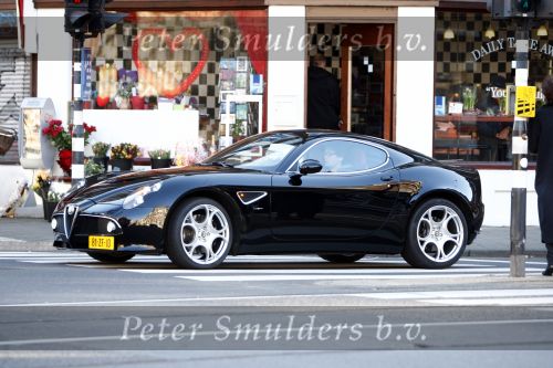 Amsterdam 16 februari 2008
Prins Bernhard jr wordt door jongens op fiets gefotografeerd terwijl hij in zijn alfa Romeo van 350.000 euro door de cornelis schuytstraat rijdt.
Peter Smulders bv