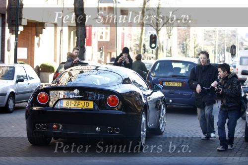 Amsterdam 16 februari 2008
Prins Bernhard jr wordt door jongens op fiets gefotografeerd terwijl hij in zijn alfa Romeo van 350.000 euro door de cornelis schuytstraat rijdt.
Peter Smulders bv
