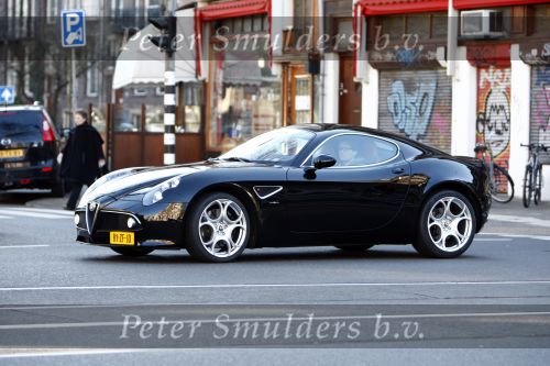 Amsterdam 16 februari 2008
Prins Bernhard jr wordt door jongens op fiets gefotografeerd terwijl hij in zijn alfa Romeo van 350.000 euro door de cornelis schuytstraat rijdt.
Peter Smulders bv