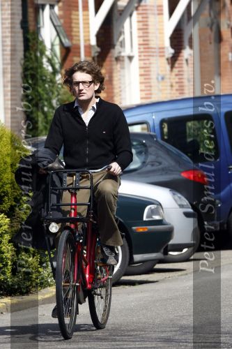 Amsterdam 20 april 21 april 2008
Prins Bernhard Jr op de fiets en bij de apotheek nadat hij ontslagen is uit het ziekenhuis waar hij een darmoperatie heeft ondergaan.
Peter Smulders bv