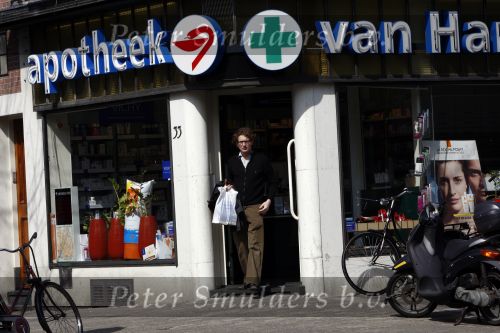 Amsterdam 20 april 21 april 2008
Prins Bernhard Jr op de fiets en bij de apotheek nadat hij ontslagen is uit het ziekenhuis waar hij een darmoperatie heeft ondergaan.
Peter Smulders bv