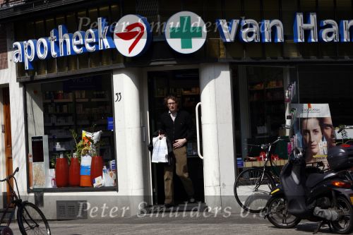 Amsterdam 20 april 21 april 2008
Prins Bernhard Jr op de fiets en bij de apotheek nadat hij ontslagen is uit het ziekenhuis waar hij een darmoperatie heeft ondergaan.
Peter Smulders bv