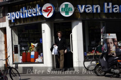 Amsterdam 20 april 21 april 2008
Prins Bernhard Jr op de fiets en bij de apotheek nadat hij ontslagen is uit het ziekenhuis waar hij een darmoperatie heeft ondergaan.
Peter Smulders bv