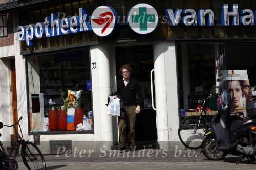 Amsterdam 20 april 21 april 2008
Prins Bernhard Jr op de fiets en bij de apotheek nadat hij ontslagen is uit het ziekenhuis waar hij een darmoperatie heeft ondergaan.
Peter Smulders bv
