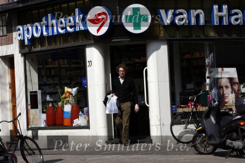 Amsterdam 20 april 21 april 2008
Prins Bernhard Jr op de fiets en bij de apotheek nadat hij ontslagen is uit het ziekenhuis waar hij een darmoperatie heeft ondergaan.
Peter Smulders bv