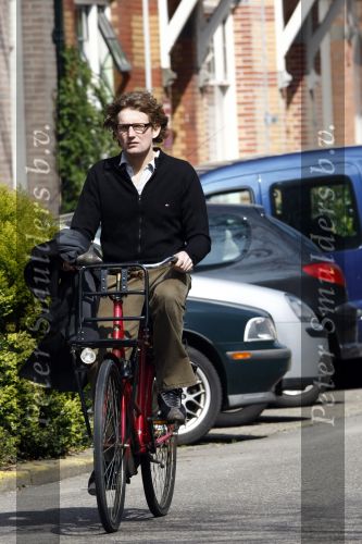 Amsterdam 20 april 21 april 2008
Prins Bernhard Jr op de fiets en bij de apotheek nadat hij ontslagen is uit het ziekenhuis waar hij een darmoperatie heeft ondergaan.
Peter Smulders bv