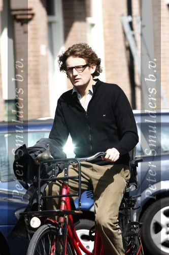 Amsterdam 20 april 21 april 2008
Prins Bernhard Jr op de fiets en bij de apotheek nadat hij ontslagen is uit het ziekenhuis waar hij een darmoperatie heeft ondergaan.
Peter Smulders bv