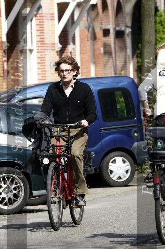 Amsterdam 20 april 21 april 2008
Prins Bernhard Jr op de fiets en bij de apotheek nadat hij ontslagen is uit het ziekenhuis waar hij een darmoperatie heeft ondergaan.
Peter Smulders bv