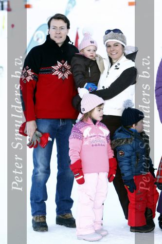 Lech 10 februari 2008
Fotosessie Koninklijke familie. Aanwezig waren Koningin Beatrix Maxima Prins Willem Alexander Amalai Alexia Ariane Prins Constantijn Prinses Laurentien Eloise Claus Cazimir en Elenore.