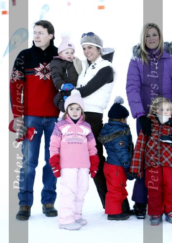 Lech 10 februari 2008
Fotosessie Koninklijke familie. Aanwezig waren Koningin Beatrix Maxima Prins Willem Alexander Amalai Alexia Ariane Prins Constantijn Prinses Laurentien Eloise Claus Cazimir en Elenore.