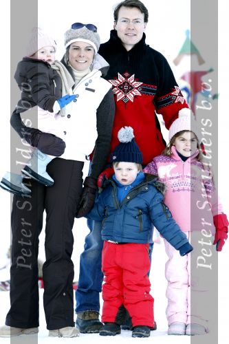Lech 10 februari 2008
Fotosessie Koninklijke familie. Aanwezig waren Koningin Beatrix Maxima Prins Willem Alexander Amalai Alexia Ariane Prins Constantijn Prinses Laurentien Eloise Claus Cazimir en Elenore.