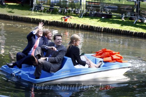 Apeldoorn 30 april 2009
Koninginnedag 2009 in apeldoorn met Koningin Beatrix Pieter v Vollenhoven Prinses Margriet Maxima Prins Willem Alexander Prins Constantijn Prinses Laurentien Prinses Mabel Prins Friso Prins Maurits Prinses Marilene Prins Pieter Christiaan Prinses Anita Prins Floris een zwangere Prinses Aimee en Prinses Annette. s middags probeerde een dwaas een aanslag te plegen op de koninklijke familie waarbij meerdere doden vielen.
Peter Smulders bv