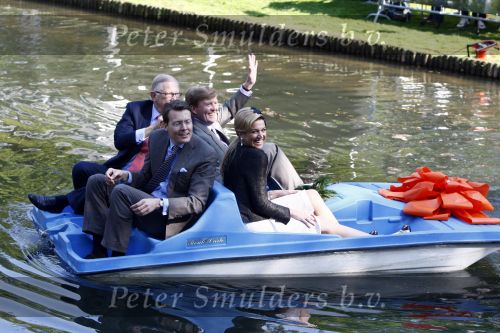 Apeldoorn 30 april 2009
Koninginnedag 2009 in apeldoorn met Koningin Beatrix Pieter v Vollenhoven Prinses Margriet Maxima Prins Willem Alexander Prins Constantijn Prinses Laurentien Prinses Mabel Prins Friso Prins Maurits Prinses Marilene Prins Pieter Christiaan Prinses Anita Prins Floris een zwangere Prinses Aimee en Prinses Annette. s middags probeerde een dwaas een aanslag te plegen op de koninklijke familie waarbij meerdere doden vielen.
Peter Smulders bv