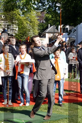 Apeldoorn 30 april 2009
Koninginnedag 2009 in apeldoorn met Koningin Beatrix Pieter v Vollenhoven Prinses Margriet Maxima Prins Willem Alexander Prins Constantijn Prinses Laurentien Prinses Mabel Prins Friso Prins Maurits Prinses Marilene Prins Pieter Christiaan Prinses Anita Prins Floris een zwangere Prinses Aimee en Prinses Annette. s middags probeerde een dwaas een aanslag te plegen op de koninklijke familie waarbij meerdere doden vielen.
Peter Smulders bv