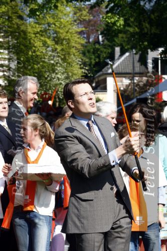 Apeldoorn 30 april 2009
Koninginnedag 2009 in apeldoorn met Koningin Beatrix Pieter v Vollenhoven Prinses Margriet Maxima Prins Willem Alexander Prins Constantijn Prinses Laurentien Prinses Mabel Prins Friso Prins Maurits Prinses Marilene Prins Pieter Christiaan Prinses Anita Prins Floris een zwangere Prinses Aimee en Prinses Annette. s middags probeerde een dwaas een aanslag te plegen op de koninklijke familie waarbij meerdere doden vielen.
Peter Smulders bv
