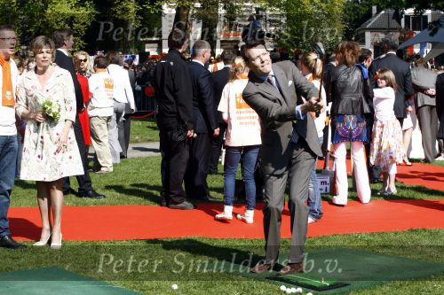 Apeldoorn 30 april 2009
Koninginnedag 2009 in apeldoorn met Koningin Beatrix Pieter v Vollenhoven Prinses Margriet Maxima Prins Willem Alexander Prins Constantijn Prinses Laurentien Prinses Mabel Prins Friso Prins Maurits Prinses Marilene Prins Pieter Christiaan Prinses Anita Prins Floris een zwangere Prinses Aimee en Prinses Annette. s middags probeerde een dwaas een aanslag te plegen op de koninklijke familie waarbij meerdere doden vielen.
Peter Smulders bv
