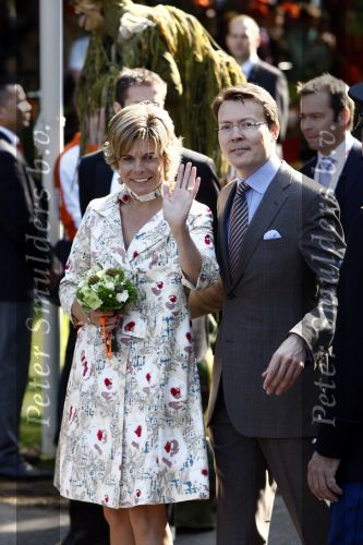 Apeldoorn 30 april 2009
Koninginnedag 2009 in apeldoorn met Koningin Beatrix Pieter v Vollenhoven Prinses Margriet Maxima Prins Willem Alexander Prins Constantijn Prinses Laurentien Prinses Mabel Prins Friso Prins Maurits Prinses Marilene Prins Pieter Christiaan Prinses Anita Prins Floris een zwangere Prinses Aimee en Prinses Annette. s middags probeerde een dwaas een aanslag te plegen op de koninklijke familie waarbij meerdere doden vielen.
Peter Smulders bv
