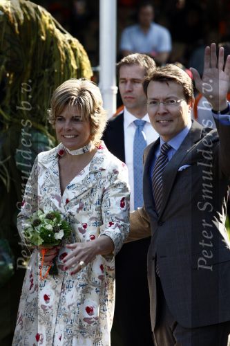 Apeldoorn 30 april 2009
Koninginnedag 2009 in apeldoorn met Koningin Beatrix Pieter v Vollenhoven Prinses Margriet Maxima Prins Willem Alexander Prins Constantijn Prinses Laurentien Prinses Mabel Prins Friso Prins Maurits Prinses Marilene Prins Pieter Christiaan Prinses Anita Prins Floris een zwangere Prinses Aimee en Prinses Annette. s middags probeerde een dwaas een aanslag te plegen op de koninklijke familie waarbij meerdere doden vielen.
Peter Smulders bv