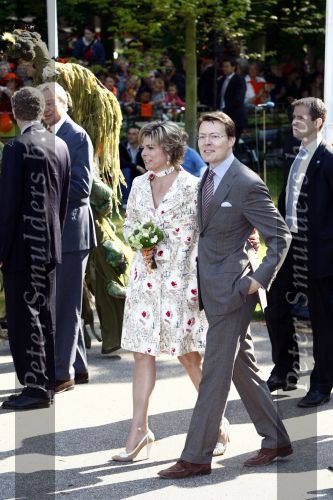 Apeldoorn 30 april 2009
Koninginnedag 2009 in apeldoorn met Koningin Beatrix Pieter v Vollenhoven Prinses Margriet Maxima Prins Willem Alexander Prins Constantijn Prinses Laurentien Prinses Mabel Prins Friso Prins Maurits Prinses Marilene Prins Pieter Christiaan Prinses Anita Prins Floris een zwangere Prinses Aimee en Prinses Annette. s middags probeerde een dwaas een aanslag te plegen op de koninklijke familie waarbij meerdere doden vielen.
Peter Smulders bv