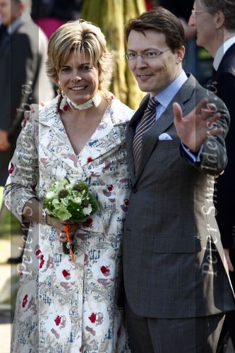 Apeldoorn 30 april 2009
Koninginnedag 2009 in apeldoorn met Koningin Beatrix Pieter v Vollenhoven Prinses Margriet Maxima Prins Willem Alexander Prins Constantijn Prinses Laurentien Prinses Mabel Prins Friso Prins Maurits Prinses Marilene Prins Pieter Christiaan Prinses Anita Prins Floris een zwangere Prinses Aimee en Prinses Annette. s middags probeerde een dwaas een aanslag te plegen op de koninklijke familie waarbij meerdere doden vielen.
Peter Smulders bv